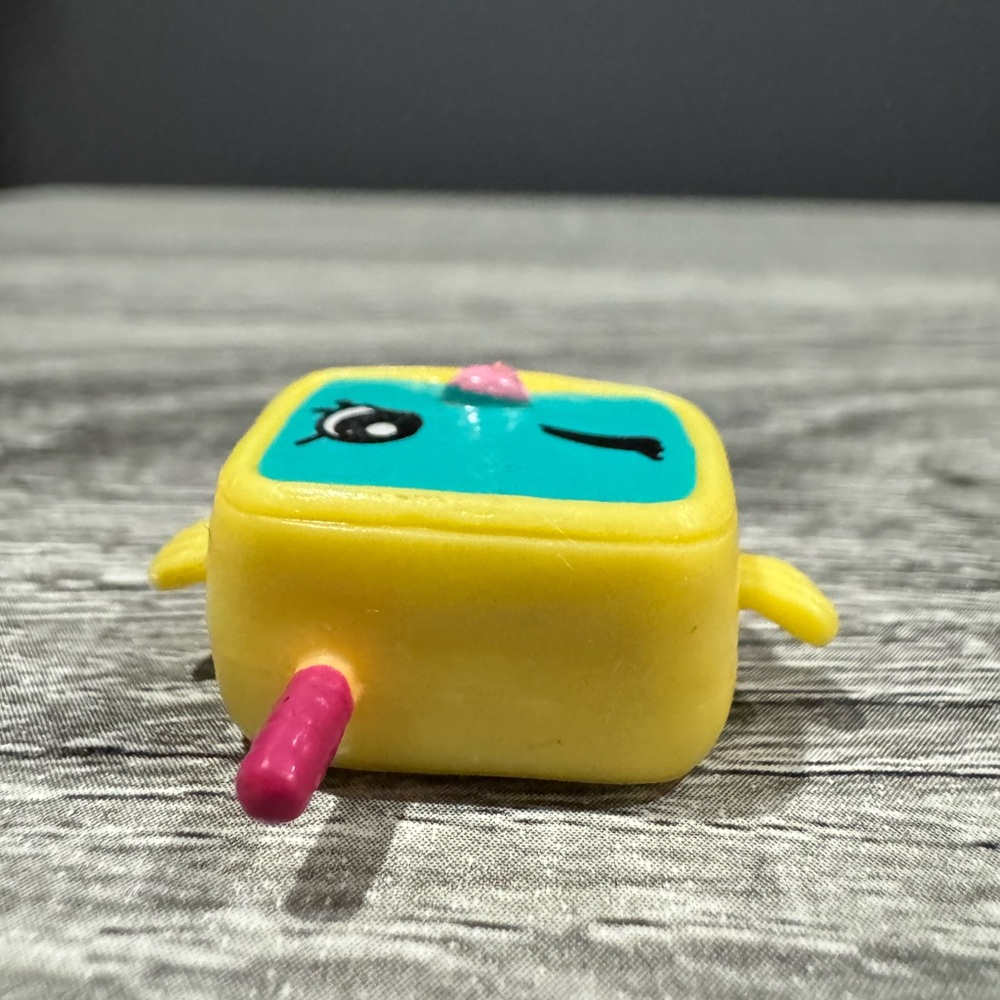 Shopkins | Sport: Yellow & Turquoise Snorky (5-016) - Mini Collectable Figure - Picture 5 of 6